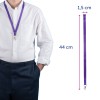 Slika prikazuje osobu koja nosi bijelu košulju i tamnoplave hlače, s ljubičastom vrpcom oko vrata s pričvršćenim štipaljkom. Dimenzije vrpce su također navedene, a ona je duga 44 cm i široka 1,5 cm.