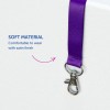 Slika prikazuje ljubičastu satensku trakom s metalnom kopčom, naglašavajući njezin mekani materijal i udobnost nošenja.