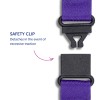 Slika prikazuje sigurnosnu kopču dizajniranu da se otkači kada postoji prekomjerna vuča. Uključuje ljubičastu traku i crni mehanizam kopče, s opisom koji naglašava njezinu sigurnosnu značajku.