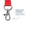 Slika prikazuje zakretni metalni karabiner pričvršćen na crvenu vrpcu, namijenjenu za pričvršćivanje identifikacijskih bedževa ili dodataka.