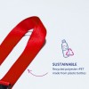 Slika prikazuje crvenu vrpcu s natpisom 'Održivo', napravljenu od recikliranog poliestera rPET dobivenog iz plastičnih boca. Naglašava ekološku prihvatljivost i recikliranje.