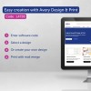 Slika prikazuje računalni monitor na kojem se vidi web stranica Avery Design & Print. Istaknuto je kod za jednostavno kreiranje etiketa i prikazani su koraci za korištenje softvera. Koraci uključuju unos koda, odabir dizajna, kreiranje dizajna i ispis s mail merge funkcijom.