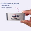 Slika prikazuje osobu koja drži identifikacijsku oznaku s imenom 'Avery Paul Meyer', ističući pet oznaka s imenima u modernoj antracit boji, dimenzija 70 x 30 mm.
