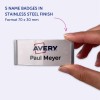 Slika prikazuje osobu koja drži identifikacijsku pločicu s natpisom 'Avery Paul Meyer.' To označava da je proizvod set od pet identifikacijskih pločica od nehrđajućeg čelika, dimenzija 70 x 30 mm.