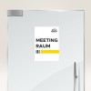 Slika prikazuje oznaku na vratima koja označava sobu za sastanke s natpisom 'MEETING RAUM III' ispod kojeg je žuta traka. Ima elegantan, moderan dizajn.
