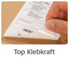 Slika prikazuje ruku koja skida naljepnicu s kartonskog paketa, a uz bar kod je vidljiva adresa za dostavu. Tekst 'Top Klebkraft' prikazan je ispod slike, što sugerira snažnu kvalitetu ljepila.