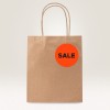 Slika prikazuje smeđu papirnatu vrećicu za kupovinu s narančastom okruglom naljepnicom na kojoj piše 'RASPRODAJA' podebljanim crnim slovima.