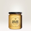 Slika prikazuje staklenku Gelee Royale, pčelinjeg proizvoda, s oznakom koja navodi da je med iz Bavarske. Staklenka je prozirna s crnim poklopcem i sadrži 400 grama.