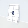Slika prikazuje kartu s brojem 8, okruženu uzorkom mreže. Karta je postavljena na svijetlu pozadinu.