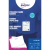 Avery sklopiva ambalaža za bedž s imenom koja prikazuje bedž na vezici na plavoj košulji?