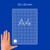 Pogled odozgo na list A4 ispunjen kvadratnim naljepnicama dimenzija 25x25 mm i ruka u donjem lijevom kutu?