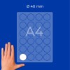Ruka pokraj lista A4 s mrežom kružnih naljepnica promjera 40 mm, prikazana jedna bijela naljepnica?