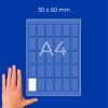 Ruka pokraj dijagrama na A4 listu označenog 30 x 50 mm s malim pravokutnim ćelijama?
