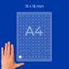 Ruka pokraj A4 lista s mrežom označenog 15 × 15 mm s mnogo malih kvadratića?
