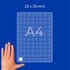 Ruka pored A4 lista s mrežom s kvadratima 25x25 mm i jednim bijelim kvadratom?