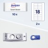 Slika prikazuje naljepnicu za Avery proizvode, uključujući naziv i količinu, zajedno s dva druga predmeta koja su vjerojatno povezani alati za etiketiranje, uključujući metalni predmet i plavi alat.