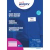 Avery ambalaža koja prikazuje magnetske značke s imenom na plavoj košulji s oglednom značkom?